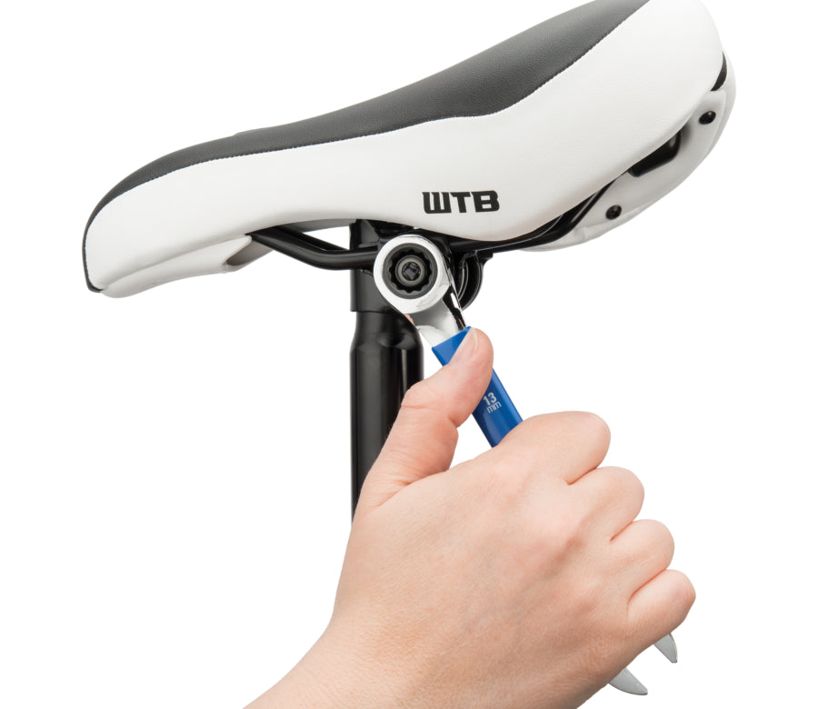 Park Tool MWR-13 serrant un collier de selle