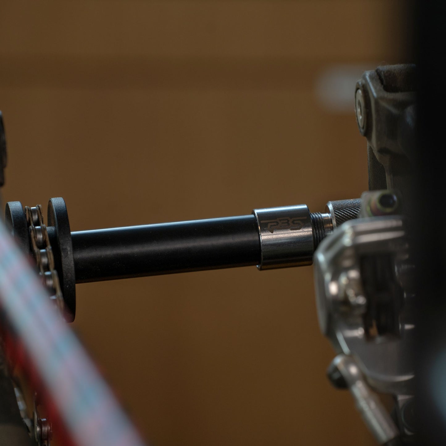 PBS TOOLS verstellbarer Kettenhalter für 12mm Bolzen