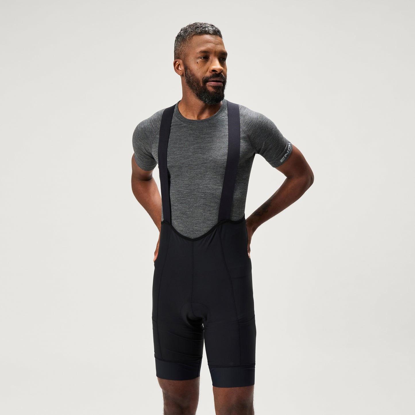 ENDURA LOOP Kurze Trägerhose Schwarz 2025