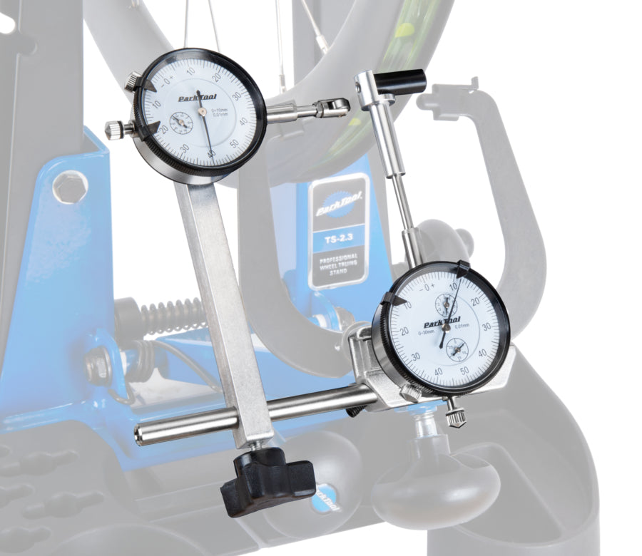 Park Tool TS-2DI monté sur un pied de centrage TS-2.3