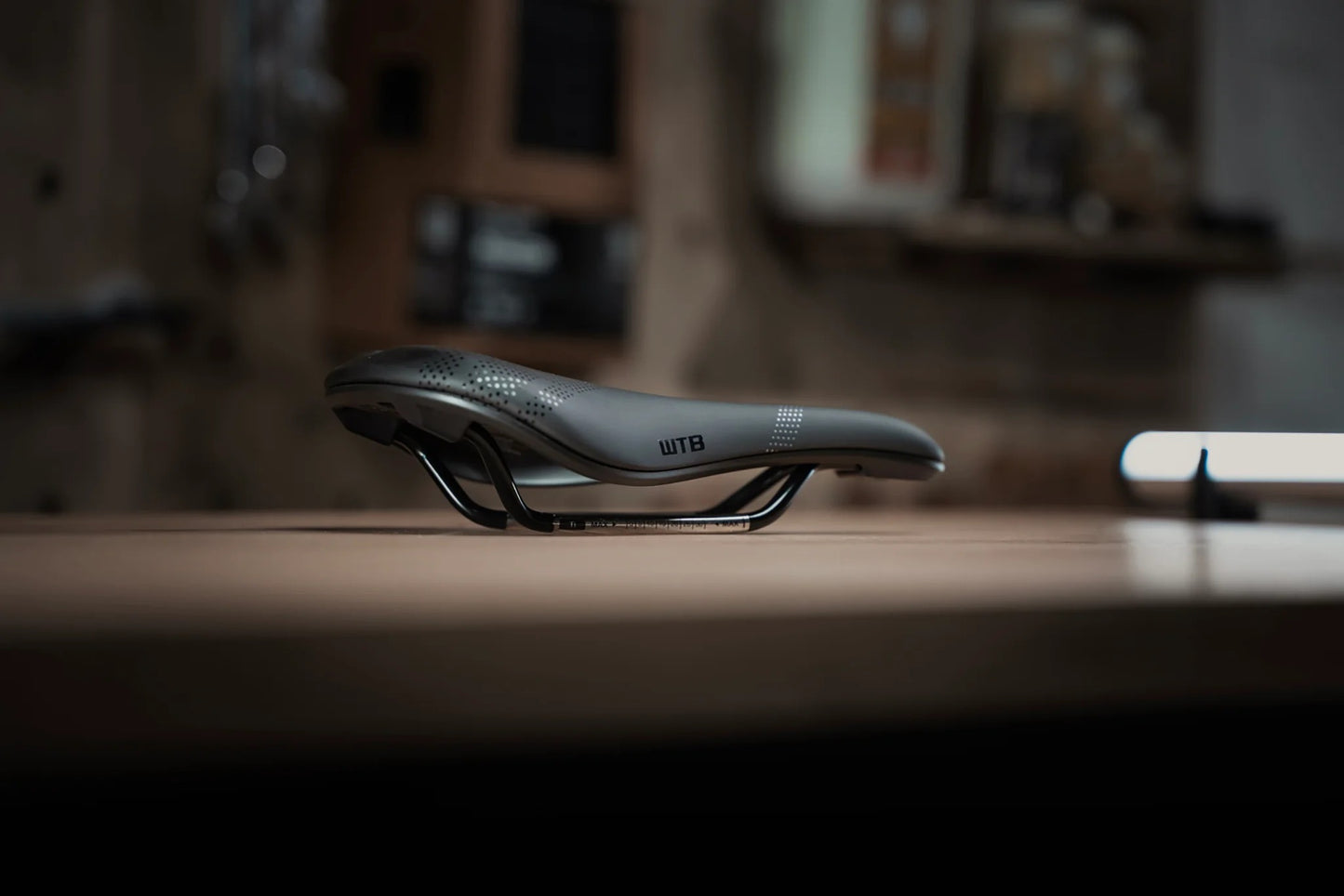 Selle WTB SOLANO SL FUSION Medium 142mm Rails Titane Noir