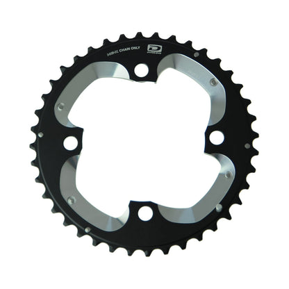 Äußeres Kettenblatt SHIMANO XT M785 10-fach, 4-Loch, 104 mm — Ansicht des Kettenblatts vor weißem Hintergrund