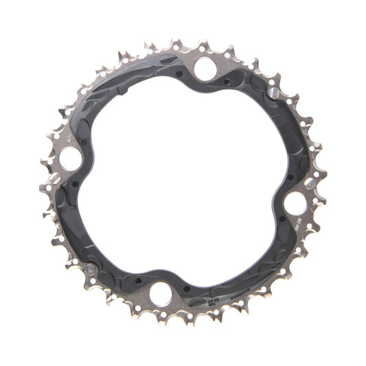 Mittleres Kettenblatt SHIMANO SLX M660/670/XT M780 10-fach, 4-Loch, 104 mm — Ansicht des Kettenblatts vor weißem Hintergrund