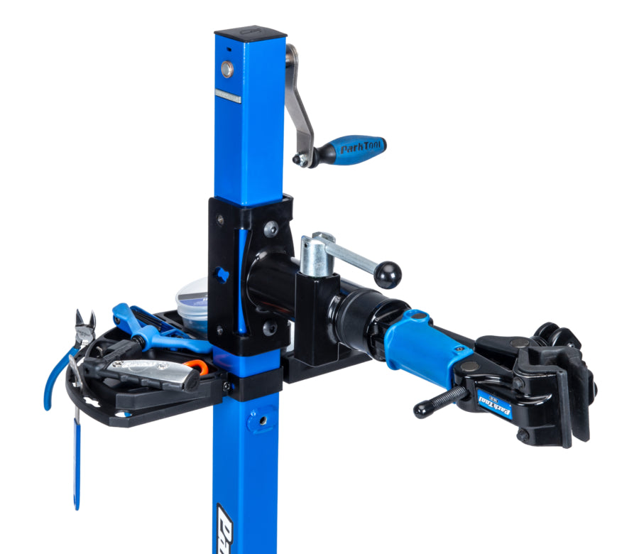 Park Tool 104-30 mit Werkzeugen an einem Montageständer PRS-30 montiert