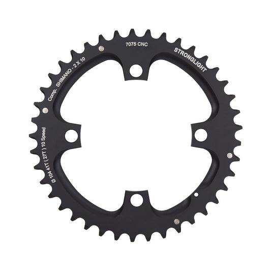 Äußeres Kettenblatt STRONGLIGHT Aluminium 7075 10-fach für Zweifachkurbeln, 4-Loch, 104 mm — Kettenblatt auf weißem Hintergrund