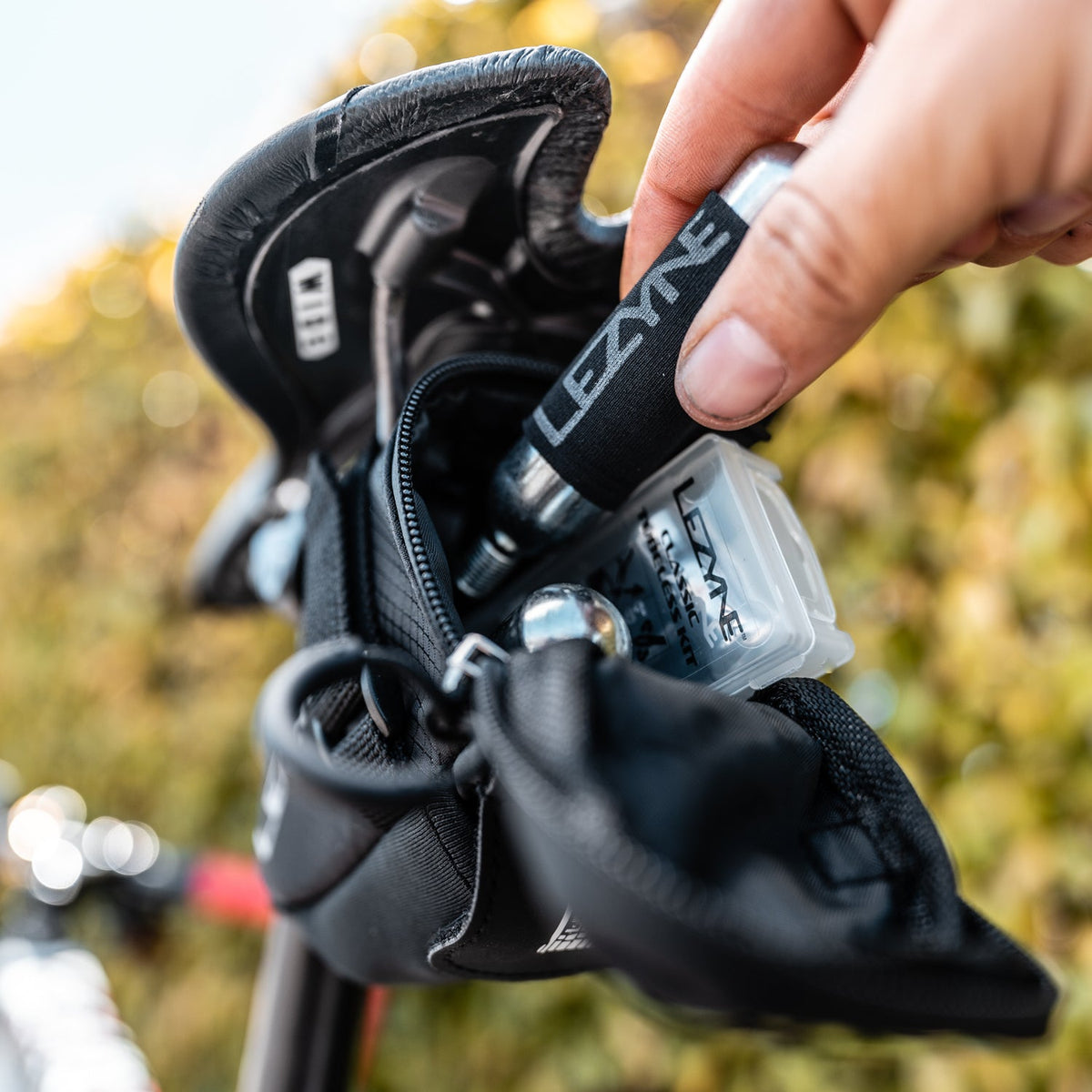 LEZYNE Caddy Satteltasche mit Tubeless-Kit