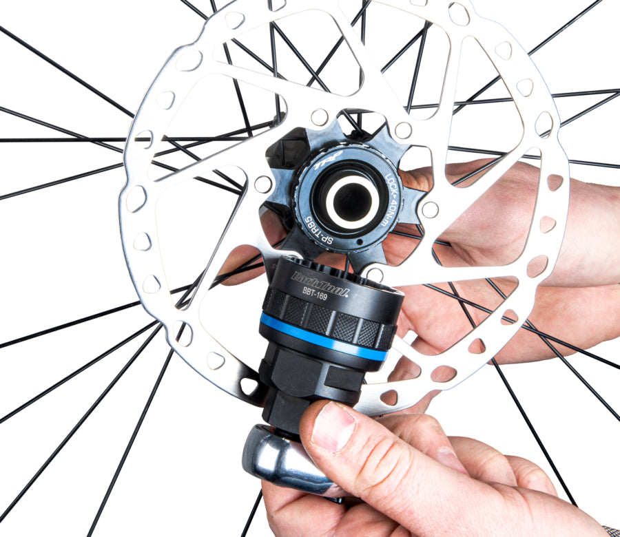 Park Tool BBT-169 auf einem Center-Lock-Bremsscheibenring aufgesetzt