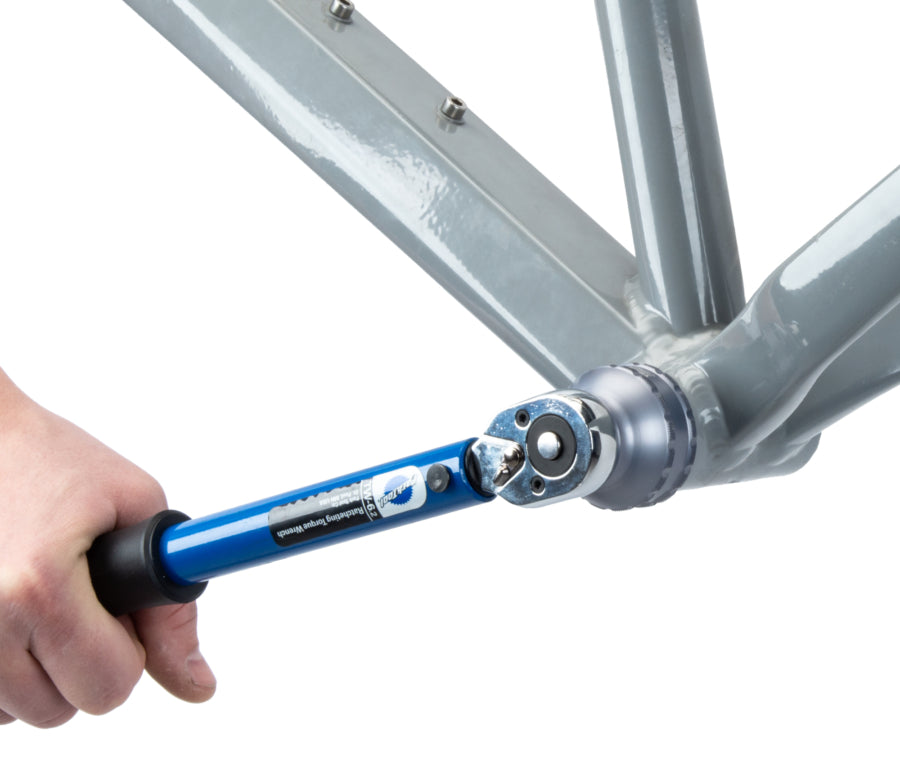 Park Tool BBT-59.3 beim Festziehen einer Lagerschale mit dem Drehmomentschlüssel TW-6.2