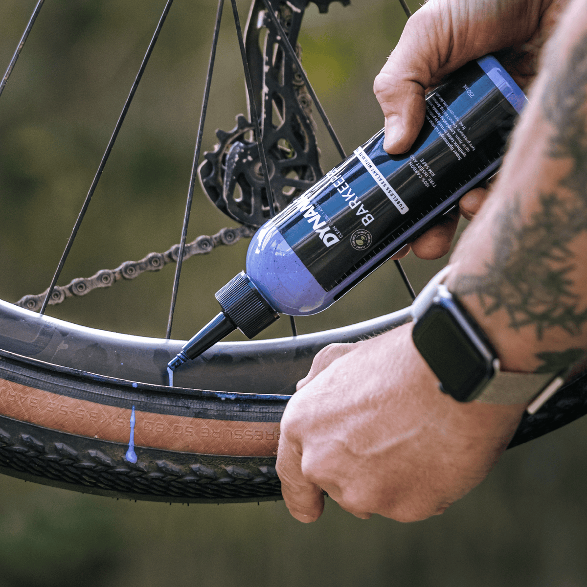 DYNAMIC BARKEEPER Dichtmilch wird in einen Tubeless-Reifen gegossen