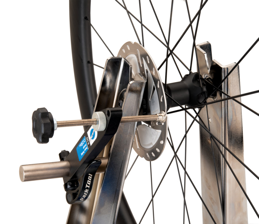Park Tool DT-3 installée sur un pied de centrage mesurant un disque