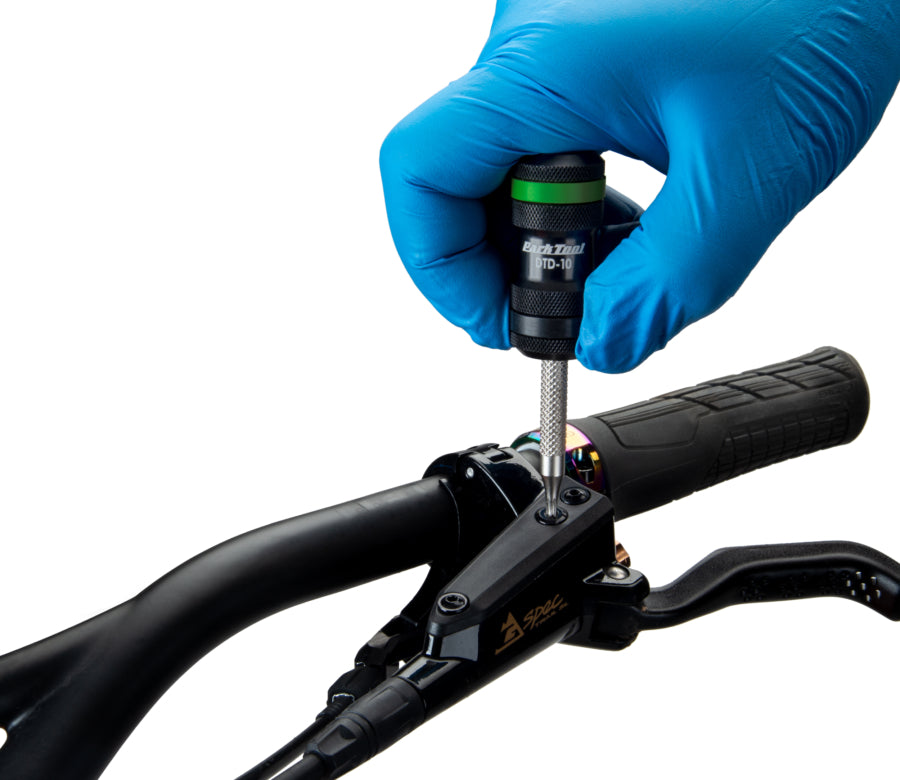Park Tool DTD-10 utilisé sur un levier de frein à guidon plat