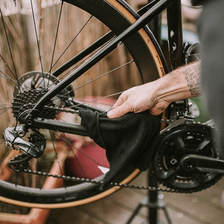 Fahrrad mit einem DYNAMIC Mikrofasertuch polieren
