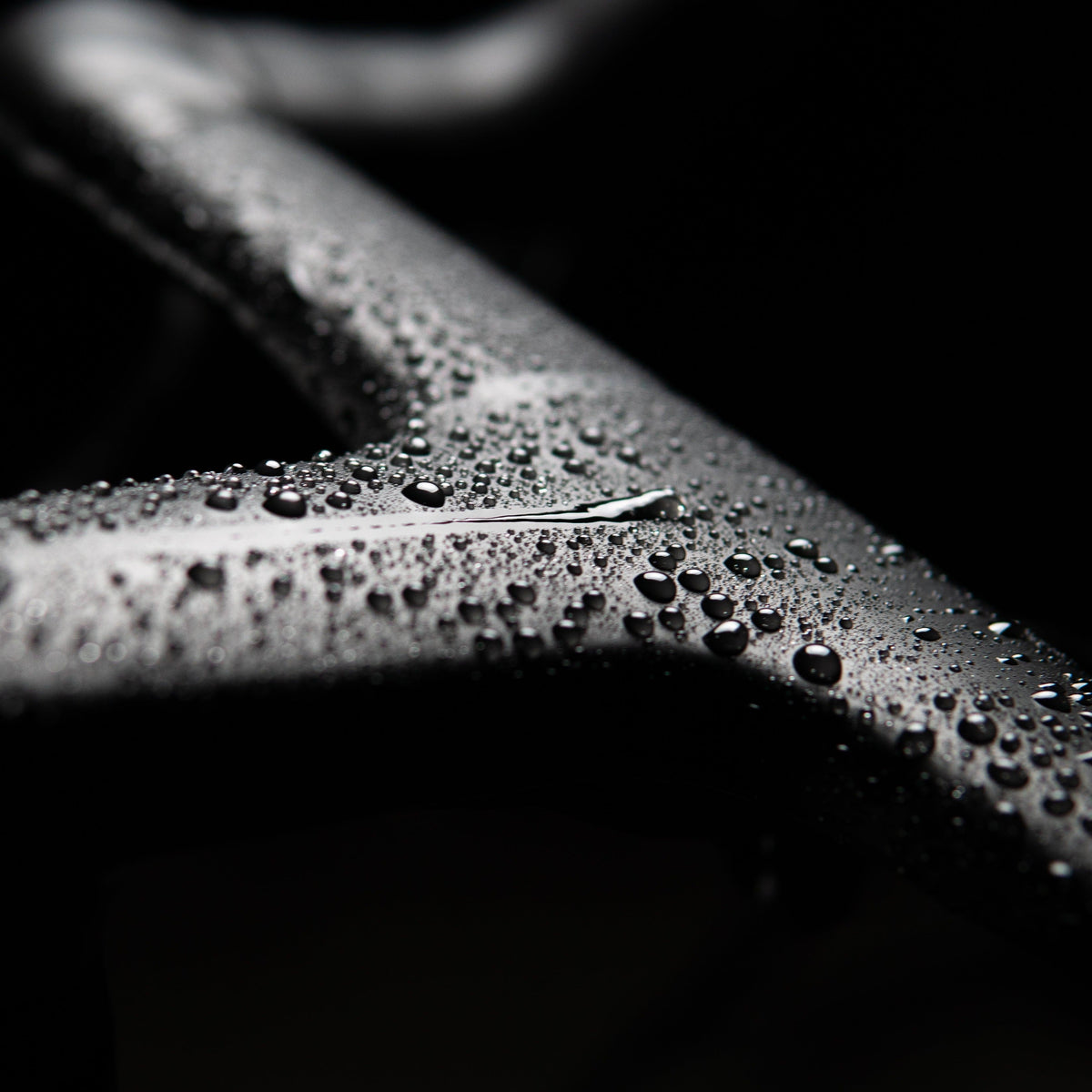 Hydrophober Effekt von DYNAMIC SECRET SURFACE auf einem Rahmen