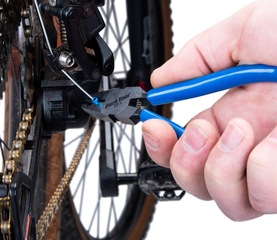 Park Tool EP-1 sertissant un embout sur un dérailleur VTT