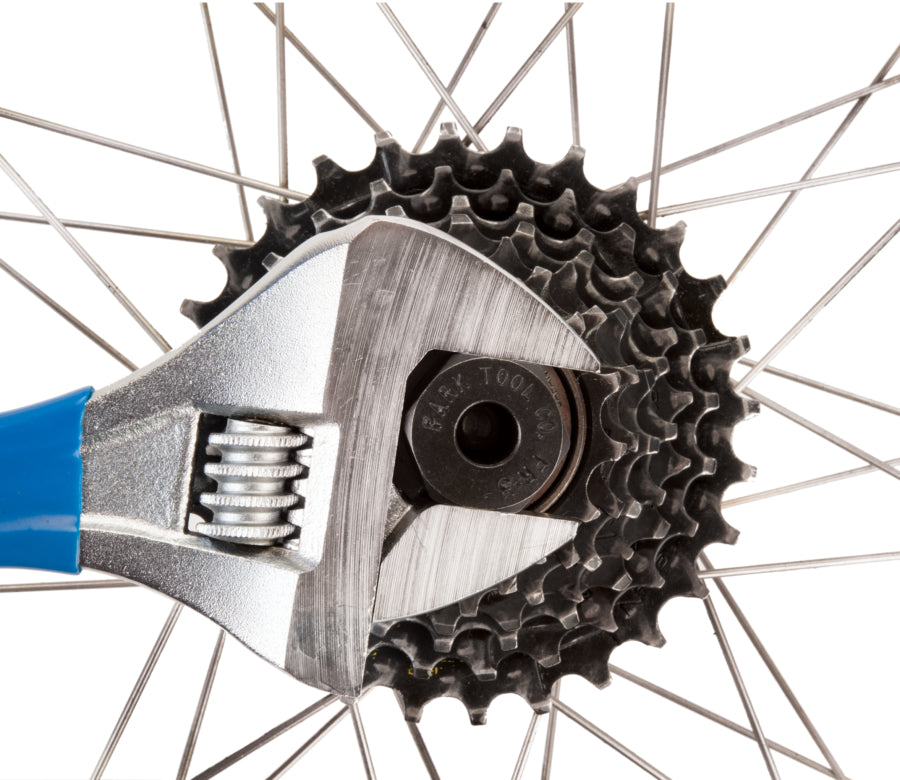 Park Tool FR-3 mit einem verstellbaren Schraubenschlüssel betätigt