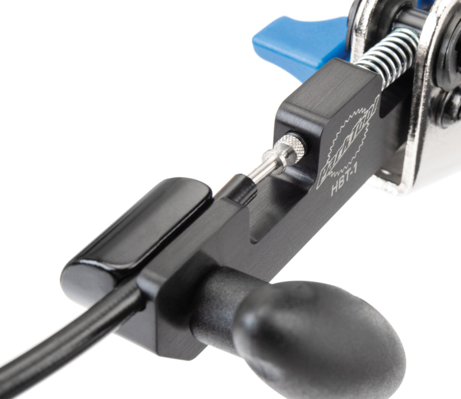 Park Tool HBT-1 beim Einsetzen eines Leitungsstifts