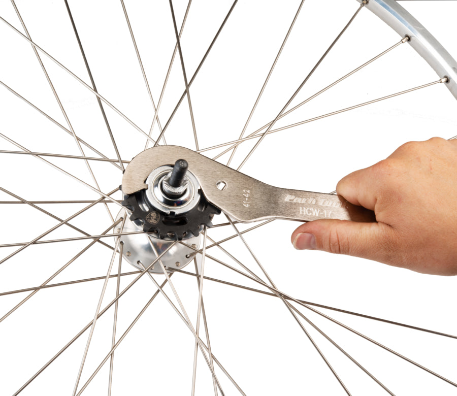 Park Tool HCW-17 démontant une bague sur un moyeu pignon fixe