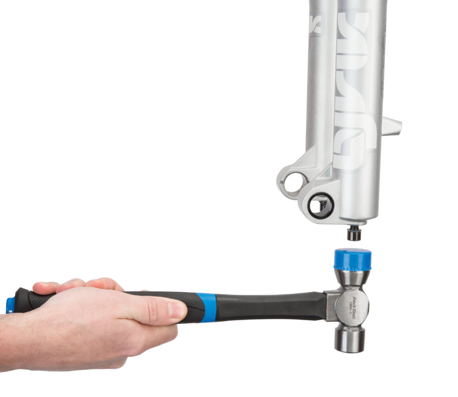 Park Tool HMR-8 beim Ausschlagen von Steuersatzschalen mit der Kunststoffschlagfläche