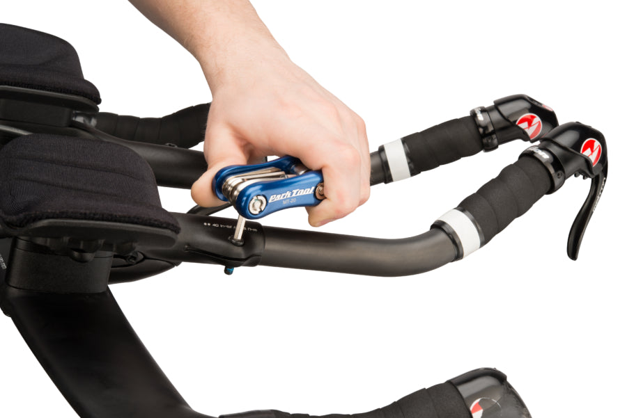 Park Tool MT-20 beim Einstellen eines Aerolenkers