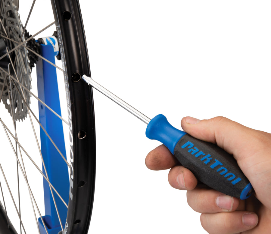 Park Tool SW-17 insérée dans une jante pour atteindre un écrou interne