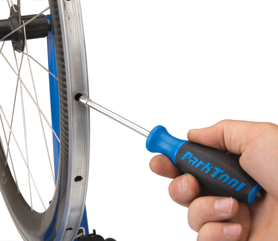 Park Tool SW-19 in eine Felge eingeführt, um einen innenliegenden Speichennippel zu erreichen