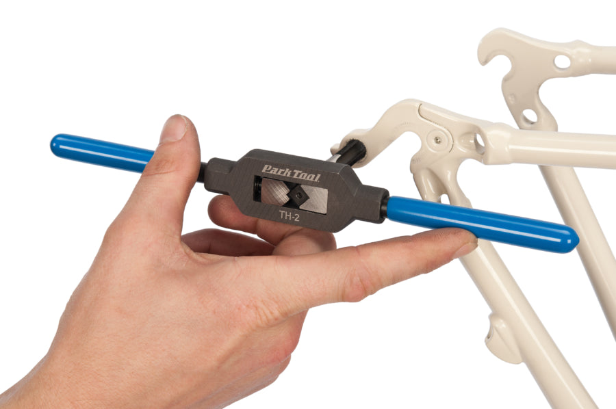 Park Tool TH-2 beim Drehen eines TAP-10-Gewindebohrers an einem Schaltauge