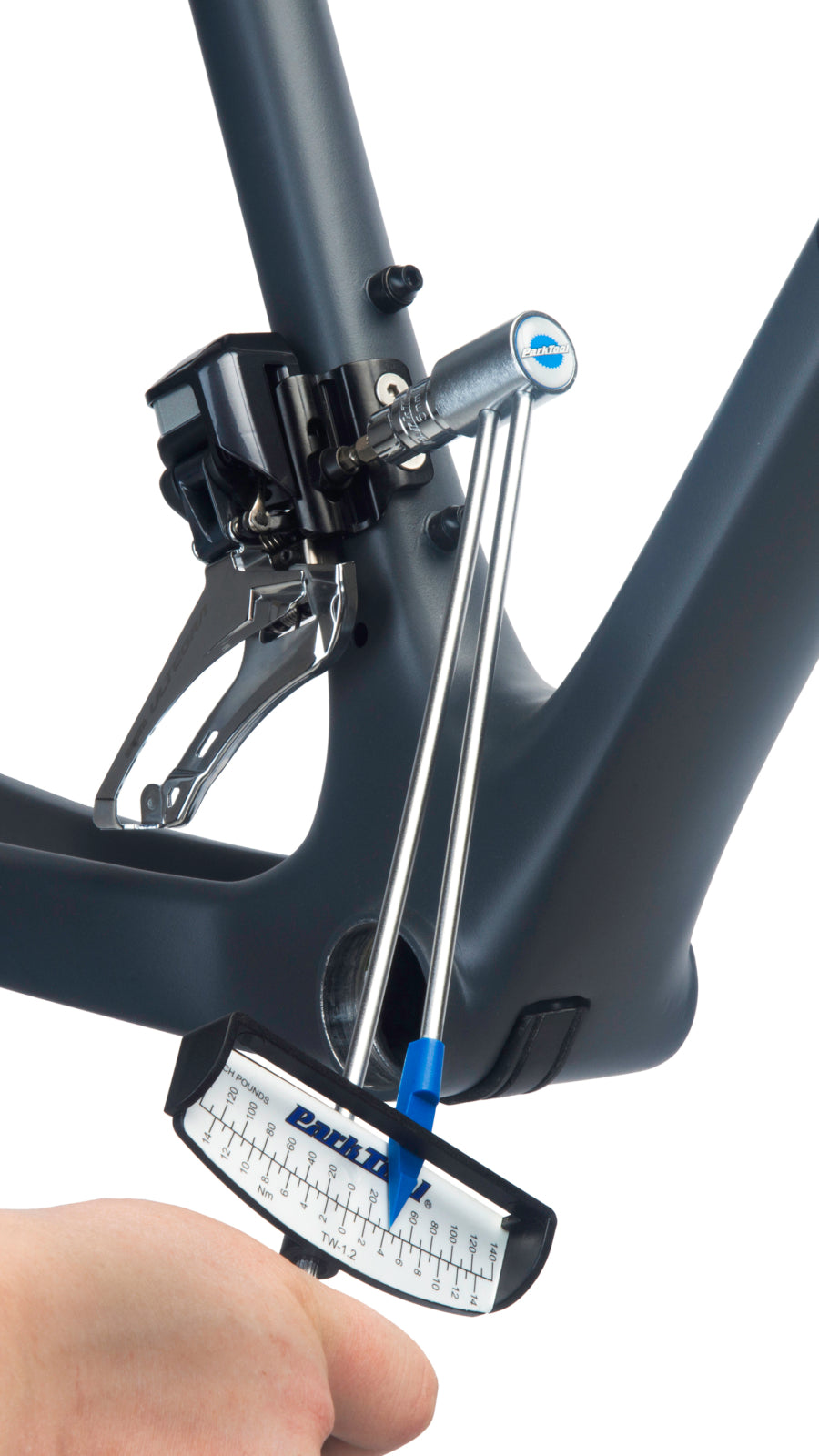 Park Tool TW-1.2 serrant un boulon de dérailleur avant