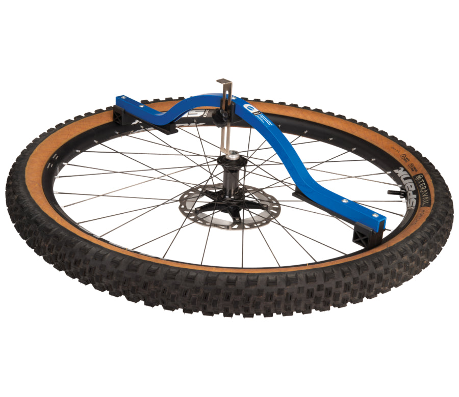 Park Tool WAG-4 misst die Mittigkeit eines MTB-Laufrads mit Scheibenbremse