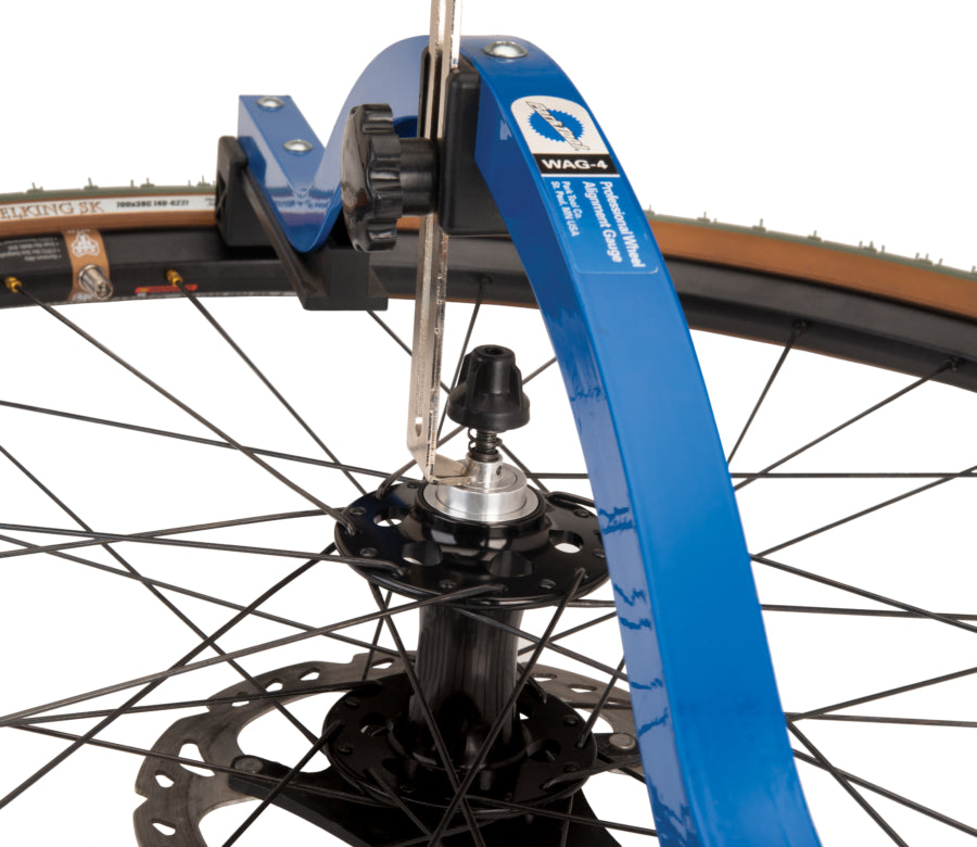 Park Tool WAG-4 mit Messfühler am äußeren Rand der Achse