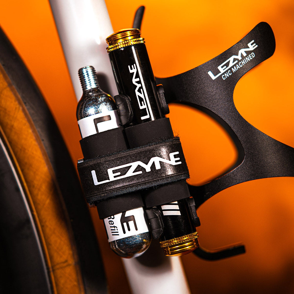 LEZYNE PRO Loaded Tubeless-Reparaturset mit 20-g-CO2-Kartusche Schwarz