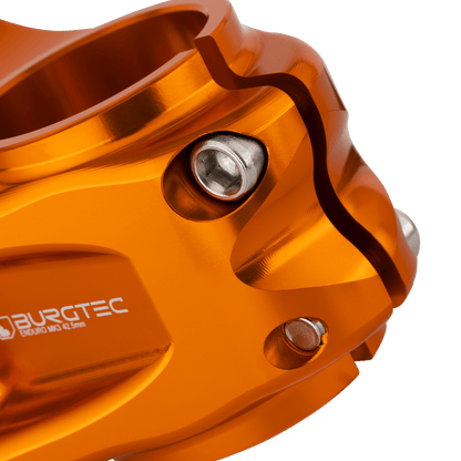 BURGTEC ENDURO MK3 Vorbau in Orange — Detail der Gabelschaftklemmung
