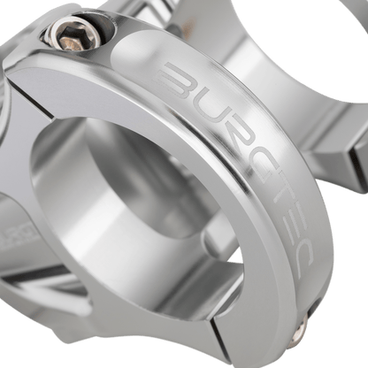 BURGTEC ENDURO MK3 Vorbau in Silber — Detail der Lenkerklemmung