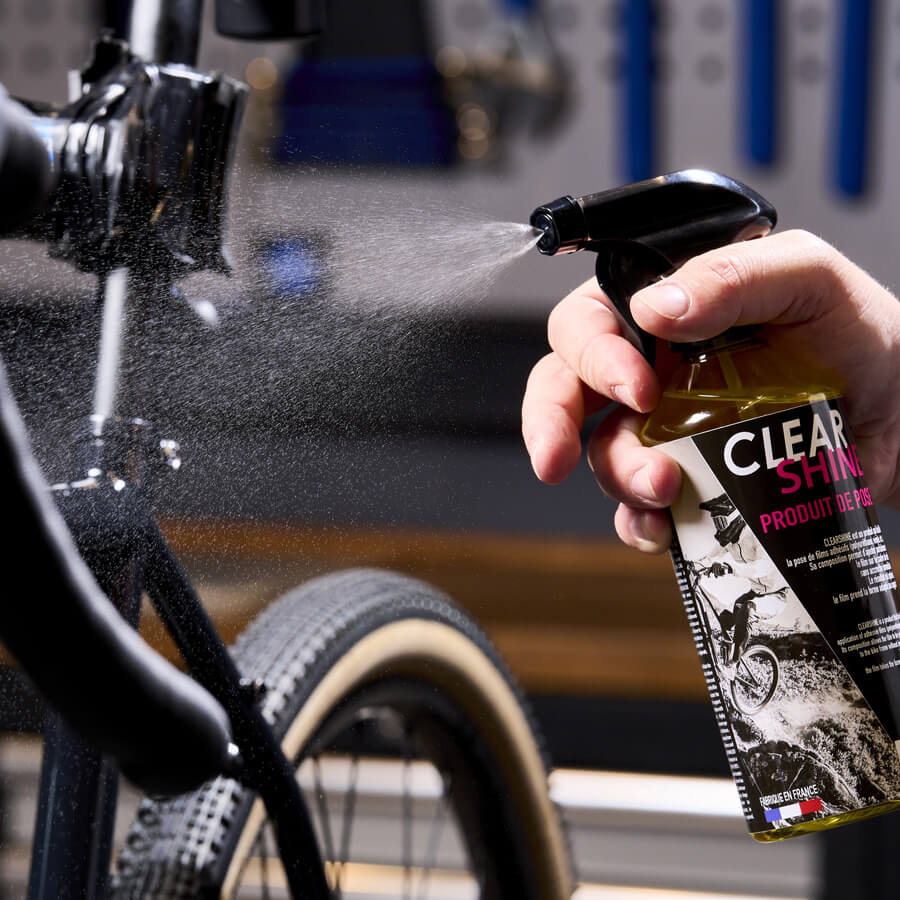 Anbringen der CLEARPROTECT Folie: Reinigen des Rahmens und Auftragen des Montageprodukts