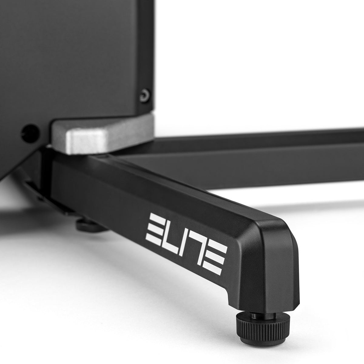 ELITE RIVO — Detailansicht der Füße und des Rahmens