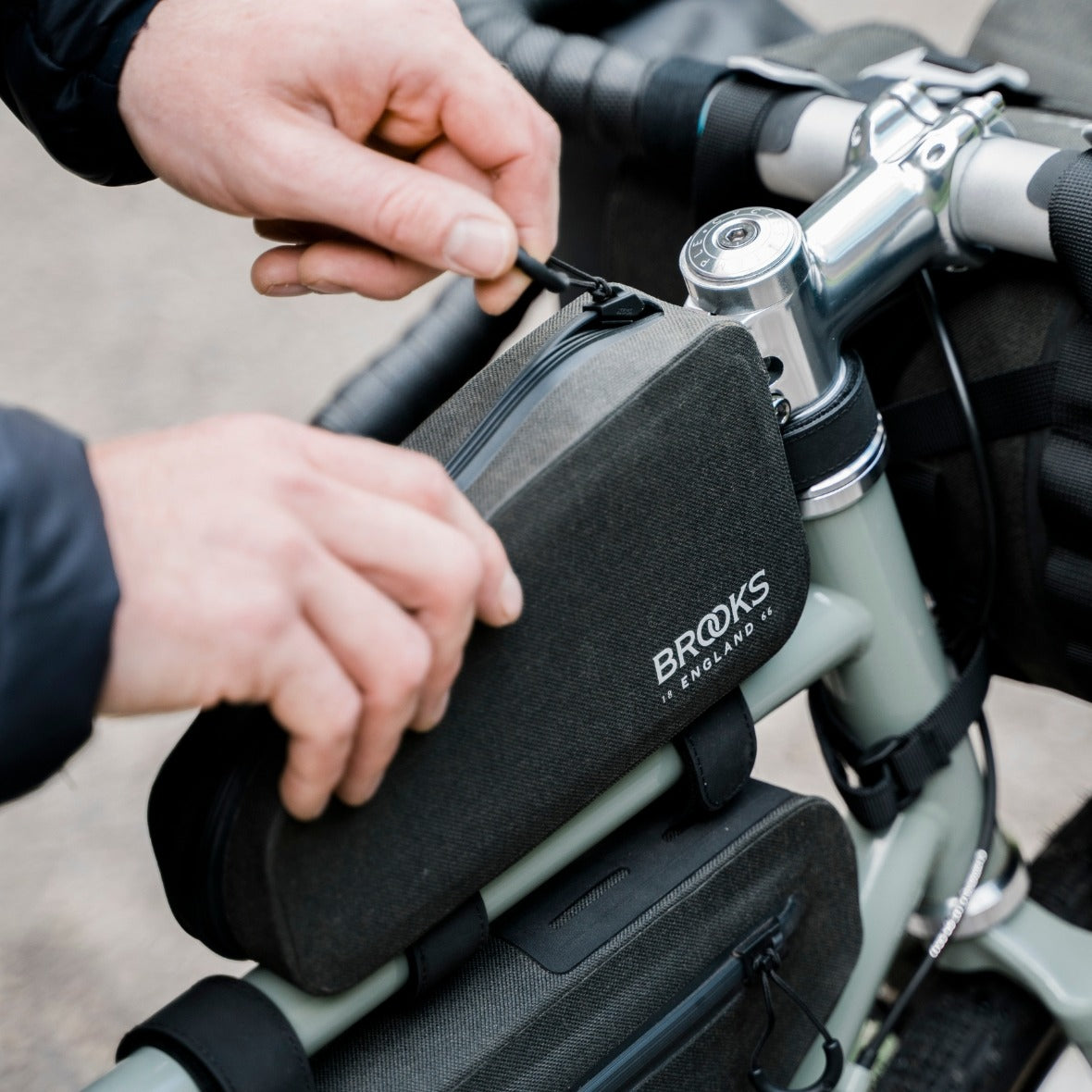 Rahmentasche BROOKS SCAPE 0.9L Grün