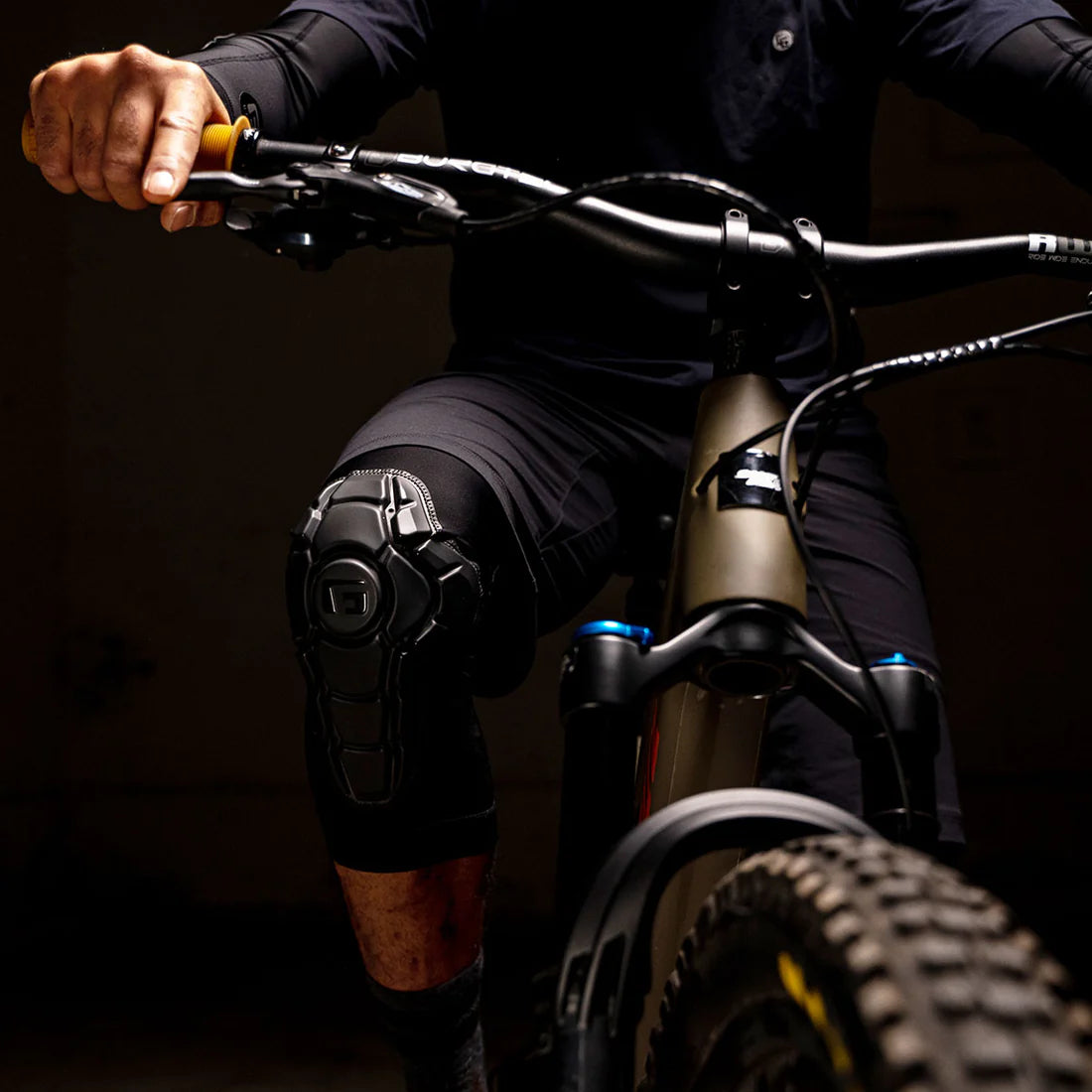 G-FORM PRO-X3 Knieschützer Mattschwarz