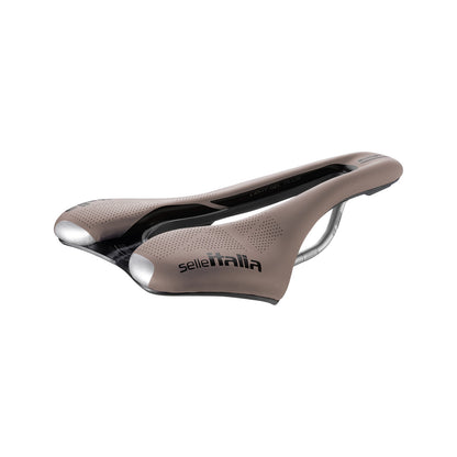 Sattel SELLE ITALIA SLR BOOST GRAVEL SUPERFLOW S mit TI316-Sattelstreben in Braun — Dreiviertelansicht, Farbe Braun, S3