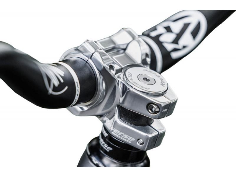 Potence REVERSE COMPONENTS BLACK ONE D-2 Titanium Argent — vue en trois quarts montée sur le vélo