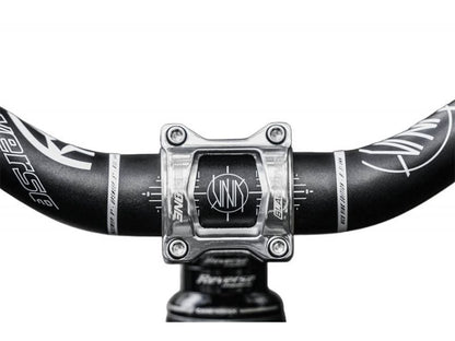Potence REVERSE COMPONENTS BLACK ONE D-2 Titanium Argent — vue de face montée sur le vélo