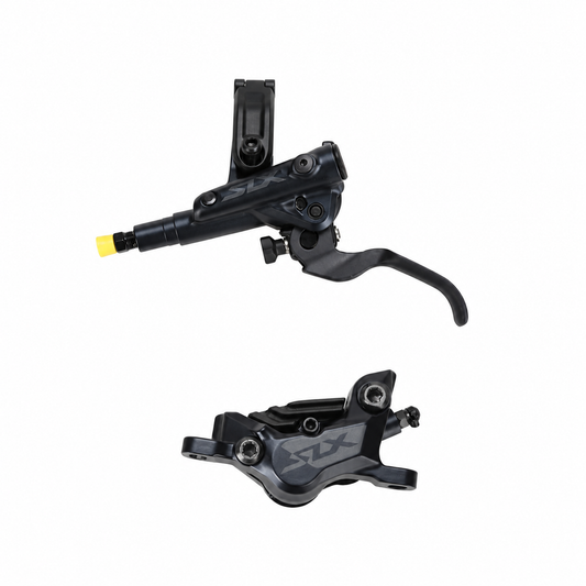 SHIMANO SLX M7120 Bremse mit 4 Kolben, J-Kit und belüfteten Bremsbelägen — Bremshebel und Bremssattel vor weißem Hintergrund