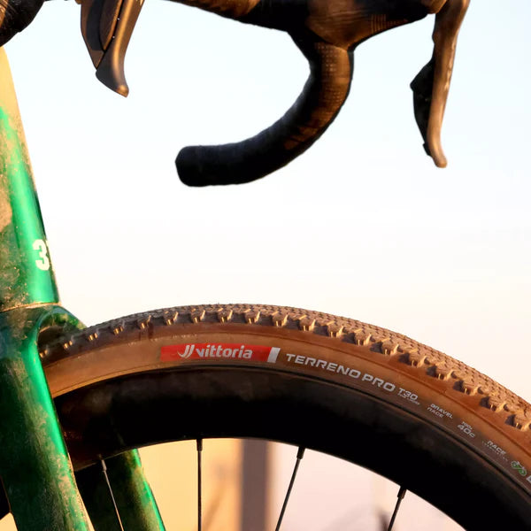 Reifen VITTORIA Terreno Pro T30 Fine Loose 700x45c Gravel Race Natural Tubeless Ready Weich Beige Q2 2025